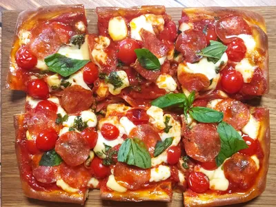 Пицца с томатом и базиликом: простой рецепт от Евгения Клопотенко