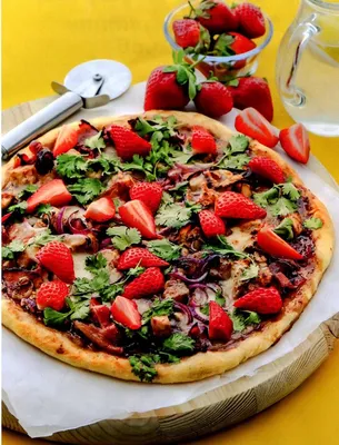 Пицца с моцареллой, помидорами и томатным соусом» — создано в Шедевруме