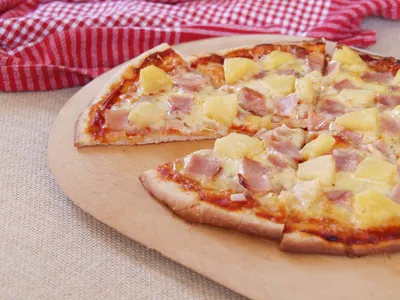 Домашняя пицца с ананасами и курицей. Гавайская пицца — пошаговый рецепт с  фото и описанием процесса приготовления блюда от Петелинки.