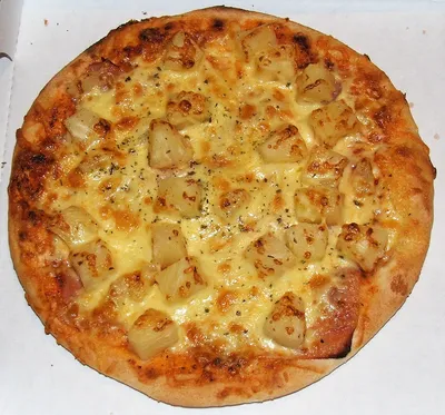 Піца з ананасами і куркою
