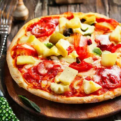 Пицца с ананасами, колбасой, сладкой кукурузой и томатами рецепт –  Итальянская кухня: Паста и пицца. «Еда»