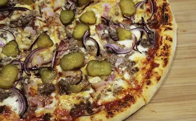 Пицца с фаршем, базиликом, перцем и…» — создано в Шедевруме