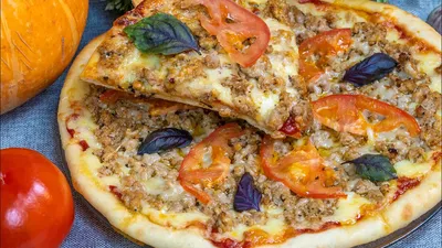Пицца с фаршем, помидорами и солеными огурцами: рецепт с фото в домашних  условиях