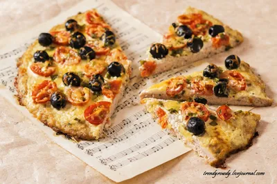 Пицца из кабачков с фаршем и сыром: рецепт - Лайфхакер