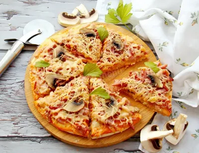 Пицца с грибами и колбасой фото фотографии