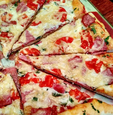 Пицца с сыром и помидорами и 15 похожих рецептов: видео, фото,  калорийность, отзывы - 1000.menu