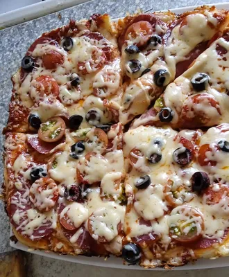 Пицца с колбасой, сыром и овощами» — создано в Шедевруме