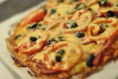Пицца с колбасой, помидорами, грибами и перцем. - рецепт с фотографиями -  Patee. Рецепты