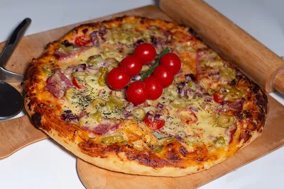 Рецепты пиццы с колбасой в домашних условиях. Пицца с колбасой, сыром и  помидорами в духовке
