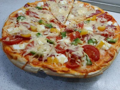 Рецепт пиццы салями с помидорами
