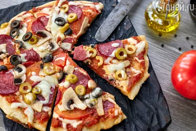 Пицца с колбасой, сыром и помидорами - рецепт с фотографиями