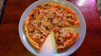 Пицца с колбасой, помидорами и моцареллой» — создано в Шедевруме
