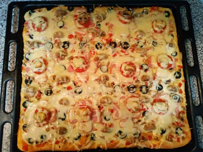 Пицца с маслинами и колбасой из готового теста - рецепт с фото, пошагово
