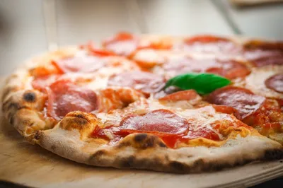 Вкусный Рецепт: Пицца с охотничьими колбасками, оливками, маслинами и  кукурузой