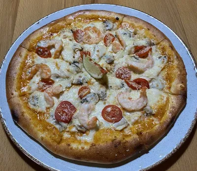 Пицца Чесночные креветки (креветки, сливки, сыр, чеснок, зелень), пошаговый  рецепт с фото