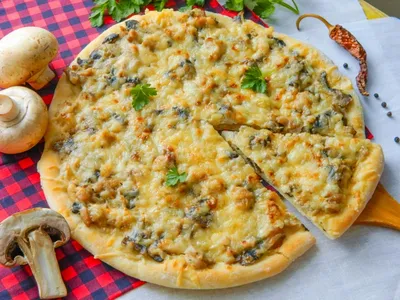 Пицца с колбасой, копченой курицей и шампиньонами - рецепт автора Наталья