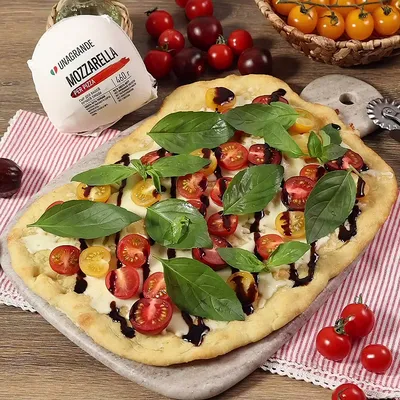 Домашняя пицца с моцареллой и томатами - итальянский рецепт кайпай | Kaipai  Food | Дзен