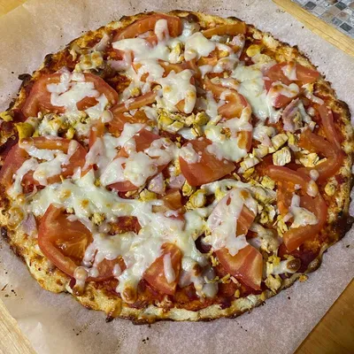 Пицца с колбасой, помидорами и моцареллой» — создано в Шедевруме