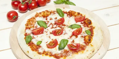 Пицца с томатом и базиликом: простой рецепт от Евгения Клопотенко