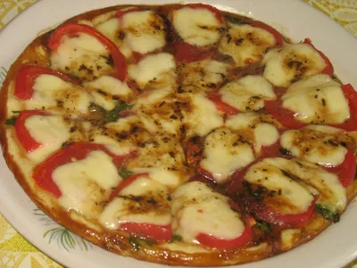 Пицца с луком и оливками