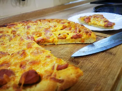 Национальная кухня итальянская кухня. вкусный кусочек пиццы с плавленым  сыром и луком пепперони | Премиум Фото