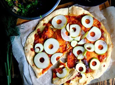 Крупный план свежеиспеченной пиццы с плавленым сыром и пузырящимся соусом |  Премиум Фото