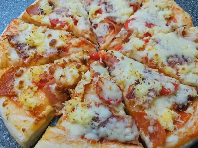 Домашние пицца с плавленым сыром шпината грибов и чеснока ореха сосны на  темном фоне. Стоковое Фото - изображение насчитывающей еда, домодельно:  183749790