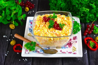 Пицца с плавленым сыром с мясом и овощами на столе с размытым фоном |  Премиум Фото