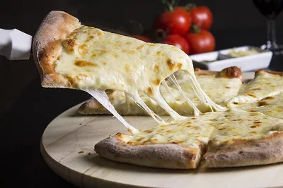 Свеже испеченная пицца с плавленым сыром ветчины, артишока и Стоковое  Изображение - изображение насчитывающей еда, итальянско: 119391053