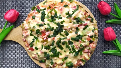 Крупный план вкусной и аппетитной пиццы с плавленым сыром на деревянной  доске generative ai | Премиум Фото