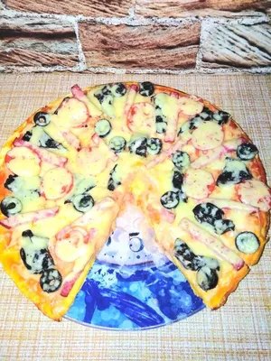 Вкусная теплая пицца с плавленым сыром | Премиум Фото