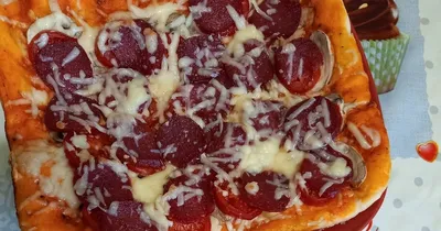 Крупный план свежеиспеченной пиццы с плавленым сыром и пепперони на белом  фоне | Премиум Фото