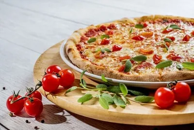 Вкуснейшая итальянская пицца с плавленым сыром и множеством других  ароматных ингредиентов. | Премиум Фото