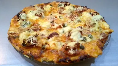 Пицца с оливками угря, мидии, черных и зеленых рыб, концом-вверх плавленого  сыра, селективным фокусом, макросом Стоковое Фото - изображение  насчитывающей мука, сыр: 123564652