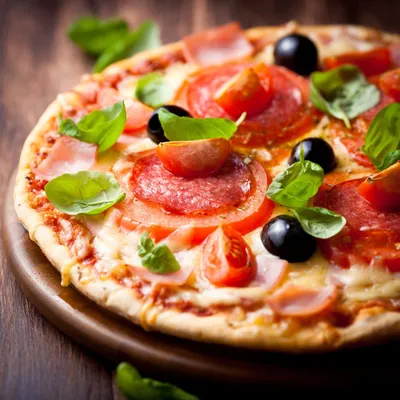 Пицца с салями, оливками и помидорами рецепт – Итальянская кухня: Паста и  пицца. «Еда»