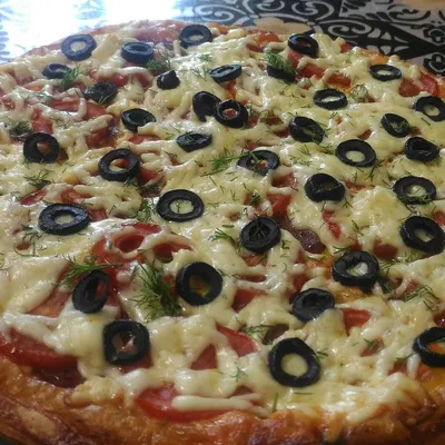 пицца салями. неаполитанская пицца, приготовленная с сыром салями и  овощами. итальянский вегетарианский рецепт. Стоковое Изображение -  изображение насчитывающей горяче, овощи: 265024725