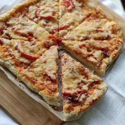 Пицца «Три сыра» с салями | Рецепт | Пицца с салями, Идеи для блюд,  Кулинария