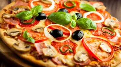 Пицца Медово-острая салями (салями, острый перец, оливки, мёд, сыр),  пошаговый рецепт с фото
