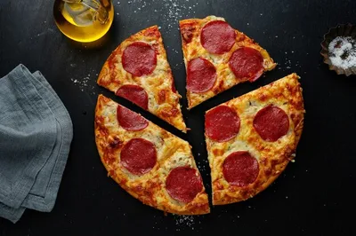 Острая пицца с салями, беконом и колбасой — пошаговый рецепт с фото,  ингредиенты — 10/09/20 | Lisa.ru