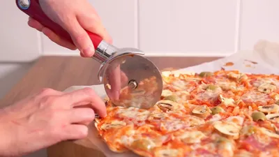 5 способов приготовления замороженной пиццы, которые сделают ее очень  вкусной — читать на Gastronom.ru