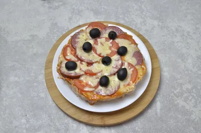Квадратная пицца с колбасой — рецепт с фото | Рецепт | Идеи для блюд,  Питание, Еда