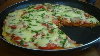 Дрожжевая пицца на сковороде за 10 минут рецепт с фото - 1000.menu