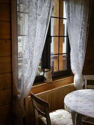 Тосканское окно с штарками коричневого цвета и зелеными лозами Стоковое  Изображение - изображение насчитывающей завод, тип: 122148713