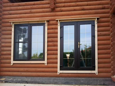 Окно с деревянным высекаенным Architrave в старом деревянном доме в старом  русском городке Стоковое Изображение - изображение насчитывающей восточно,  деталь: 116649423