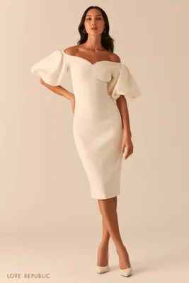Белое платье-футляр с глубоким декольте и открытыми плечами 0357234520-1 -  купить в интернет-магазине LOVE REPUBLIC по цене: 1 699 ₽