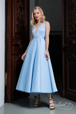 Платье-футляр с фигурным декольте голубое