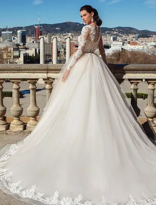 Свадебное платье с рукавами и расшитым бисером корсетом