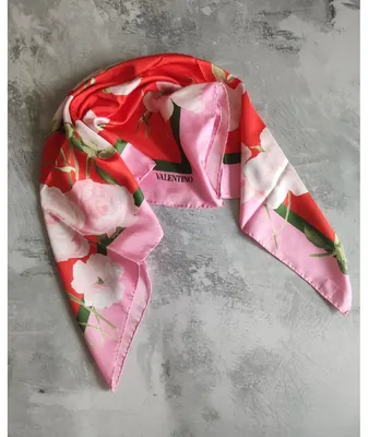 Платок Валентино шелковый молочный однотонный. Купить косынку Valentino  молочного цвета в интернет-магазине.