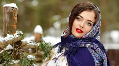 Шерстяной платок вместо шапки в зимний сезон | Glamour