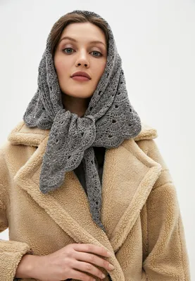 Шерстяной платок вместо шапки в зимний сезон | Glamour